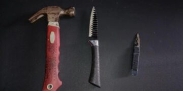 Το σφυρί και τα μαχαίρια που βρέθηκαν στην κατοχή του 19χρονου δράστη (φωτ.: Ελληνική Αστυνομία)
