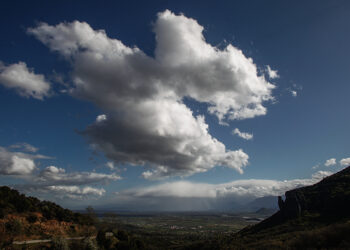 Σύννεφα πάνω από την πεδιάδα του νομού Τρικάλων, όπως διακρίνονται από την περιοχή των Μετεώρων (φωτ.: EUROKINISSI / Θανάσης Καλλιάρας)
