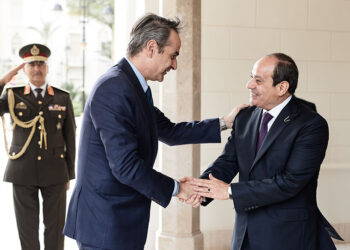 Ο πρόεδρος της Αιγύπτου υποδέχεται τον Έλληνα πρωθυπουργό στο Κάιρο (φωτ.: Γραφείο Τύπου Πρωθυπουργού / Δημήτρης Παπαμήτσος)