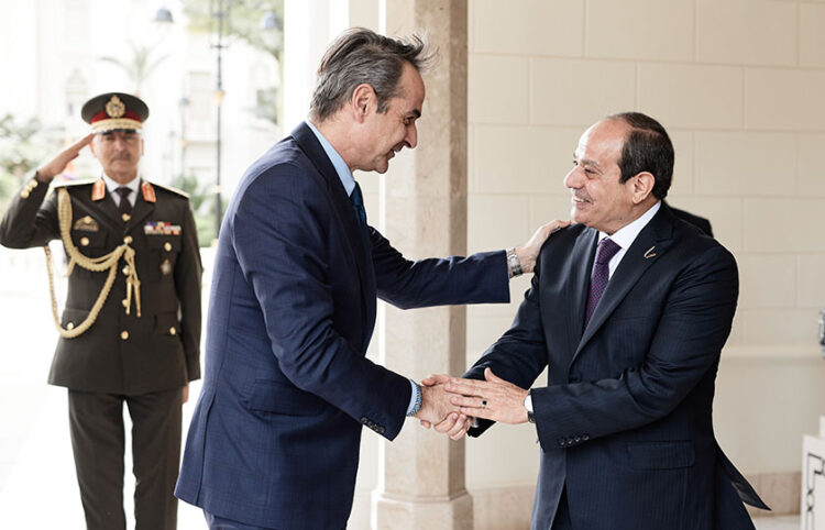 Ο πρόεδρος της Αιγύπτου υποδέχεται τον Έλληνα πρωθυπουργό στο Κάιρο (φωτ.: Γραφείο Τύπου Πρωθυπουργού / Δημήτρης Παπαμήτσος)