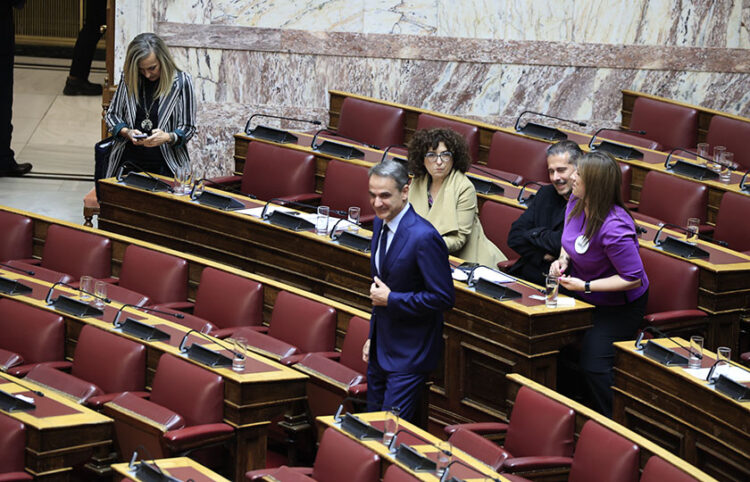 Ο Κυριάκος Μητσοτάκης στη Βουλή, στην αίθουσα της Ολομέλειας (φωτ.: EUROKINISSI / Γιώργος Κονταρίνης)