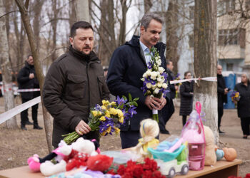 Μητσοτάκης και Ζελένσκι καταθέτουν λουλούδια στη μνήμη αμάχων, ανάμεσά τους και παιδιά. Πέθαναν όταν βομβαρδίστηκε οικιστικό συγκρότημα στην Οδησσό (φωτ.: Γραφείο Τύπου Πρωθυπουργού / Δημήτρης Παπαμήτσος)