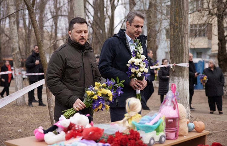 Μητσοτάκης και Ζελένσκι καταθέτουν λουλούδια στη μνήμη αμάχων, ανάμεσά τους και παιδιά. Πέθαναν όταν βομβαρδίστηκε οικιστικό συγκρότημα στην Οδησσό (φωτ.: Γραφείο Τύπου Πρωθυπουργού / Δημήτρης Παπαμήτσος)