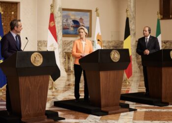 Από αριστερά, ο Έλληνας πρωθυπουργός Κυριάκος Μητσοτάκης, η πρόεδρος της Κομισιόν Ούρσουλα φον ντερ Λάιεν και ο Αιγύπτιος πρόεδρος Αμπντέλ Φατάχ Αλ Σίσι (φωτ.: Γραφείο Τύπου Πρωθυπουργού/Δημήτρης Παπαμήτσος)
