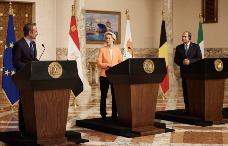 Από αριστερά, ο Έλληνας πρωθυπουργός Κυριάκος Μητσοτάκης, η πρόεδρος της Κομισιόν Ούρσουλα φον ντερ Λάιεν και ο Αιγύπτιος πρόεδρος Αμπντέλ Φατάχ Αλ Σίσι (φωτ.: Γραφείο Τύπου Πρωθυπουργού/Δημήτρης Παπαμήτσος)