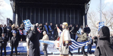 Στιγμιότυπο από την παρέλαση για την 25η Μαρτίου στο Μόντρεαλ, παρουσία του Κυριάκου Μητσοτάκη και του Τζάστιν Τριντό (φωτ.: Γραφείο Τύπου Πρωθυπουργού / Δημήτρης Παπαμήτσος)