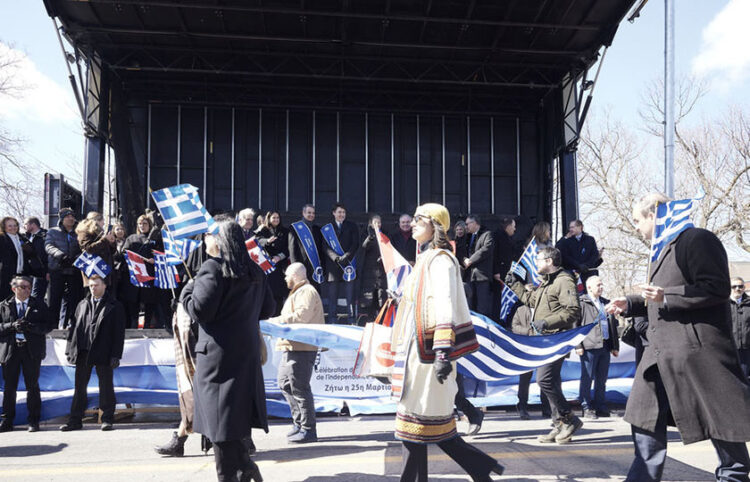 Στιγμιότυπο από την παρέλαση για την 25η Μαρτίου στο Μόντρεαλ, παρουσία του Κυριάκου Μητσοτάκη και του Τζάστιν Τριντό (φωτ.: Γραφείο Τύπου Πρωθυπουργού / Δημήτρης Παπαμήτσος)
