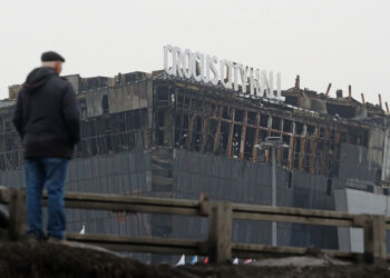 Ένας άνδρας κοιτάζει το κατεστραμμένο Crocus City Hall (φωτ.: EPA / Maxim Shipenkov)