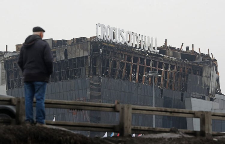 Ένας άνδρας κοιτάζει το κατεστραμμένο Crocus City Hall (φωτ.: EPA / Maxim Shipenkov)
