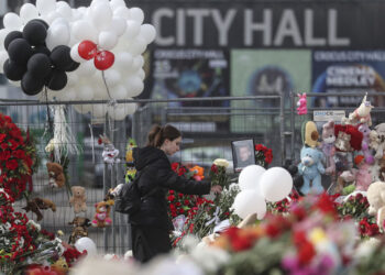 Λουλούδια έξω από το κατεστραμμένο Crocus City Hall στα περίχωρα της Μόσχας, όπου έγινε η τρομοκρατική επίθεση (φωτ.: EPA / Maxim Shipenkov)
