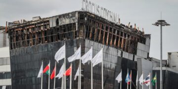 Ο συναυλιακός χώρος Crocus City Hall απομένει καμένος έξω από τη Μόσχα πέντε ημέρες μετά την τρομοκρατική επίθεση που μέχρι στιγμής έχει στοιχίσει τη ζωή σε 140 ανθρώπους (φωτ.: EPA/Yuri Kochetkov)
