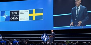 Ο γενικός γραμματέας του ΝΑΤΟ Γενς Στόλτενμπεργκ στη διάρκεια ομιλίας στη Στοκχόλμη τον περασμένο Οκτώβριο για την είσοδο της Σουηδίας στη Συμμαχία (φωτ.: EPA/Jonas Ekstroemer)
