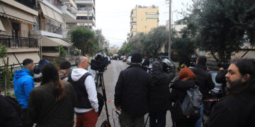 Δημοσιογράφοι στην οδό Κυζίκου 25 στη Νίκαια όπου ο πεθερός δολοφόνησε τον γαμπρό και μετά αυτοκτόνησε (φωτ.: EUROKINISSI / Γιάννης Παναγόπουλος)