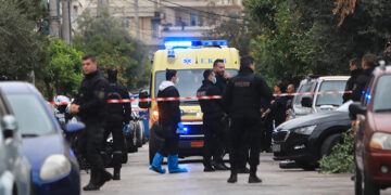 Ασθενοφόρο και αστυνομικοί στην οδό Κυζίκου 25 στη Νίκαια (φωτ.: EUROKINISSI / Γιάννης Παναγόπουλος)
