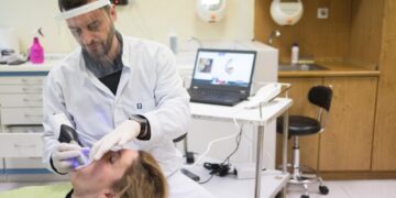 Γιατρός της οδοντιατρικής Σχολής ΑΠΘ χειρίζεται ρομπότ με τεχνητή νοημοσύνη τα οποία σκανάρουν τα δόντια και φτιάχνουν αποκαταστάσεις από πορσελάνη (φωτ.: ΑΠΕ-ΜΠΕ/Αχιλλέας Χήρας)