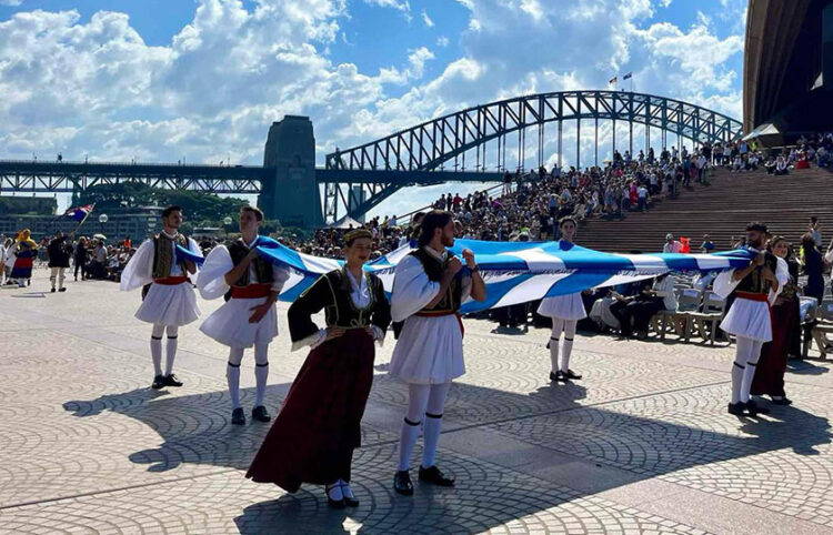 Η γαλανόλευκη μπροστά στην Όπερα του Σίδνεϊ (φωτ.: Facebook / Consulate General of Greece, Sydney)