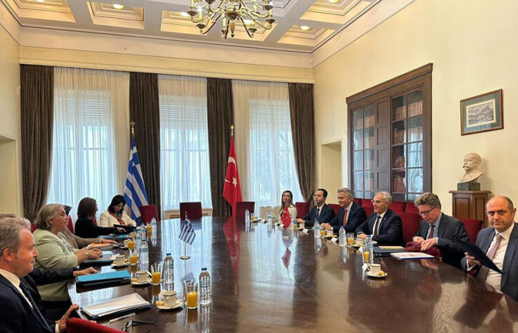 Αλεξάνδρα Παπαδοπούλου και Μπουράκ Ακτσαπάρ σε παλαιότερη συνάντηση στην Αθήνα (φωτ.: Υπουργείο Εξωτερικών Τουρκίας)