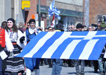 Στιγμιότυπο από την παρέλαση για την 25η Μαρτίου που έγινε το 2023 στο Μόντρεαλ (φωτ.: Facebook / Hellenic Community of Greater Montreal)
