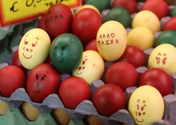 Πασχαλινά βαμμένα αυγά στην αγορά της Καλλιθέας (φωτ.: EUROKINISSI/Γιάννης Παναγόπουλος)