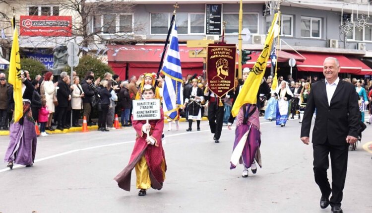 Με τις σημαίες του Πόντου να πλαισιώνουν τη γαλανόλευκη παρέλασαν τα μέλη Πολιτιστικού Συλλόγου Αμπελοκήπων «Κωνσταντίνος Παλαιολόγος» (φωτ.: facebook/ Παναγιώτης Περπερίδης)