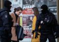 Αστυνομικός έλεγχος έξω από αίθουσα συναυλιών στην Αγία Πετρούπολη (φωτ.:  EPA / Anatoly Maltsev)