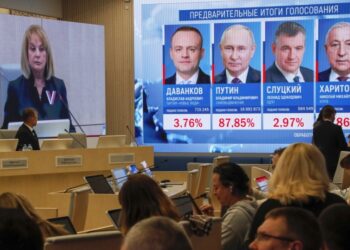 Στιγμιότυπο από την επίσημη ανακοίνωση των πρώτων αποτελεσμάτων, από την επικεφαλής της κεντρικής εκλογικής επιτροπής Έλα Παμφιλόβα (φωτ.: EPA/Maxim Shipenkov)