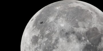 Ο Διεθνής Διαστημικός Σταθμός διακρίνεται μπροστά από τη Σελήνη. Στα σχέδια της Ρωσίας είναι η κατασκευή ενός πυρηνοκίνητου μεταγωγικού διαστημοπλοίου (φωτ.: EPA/Peter Komka)