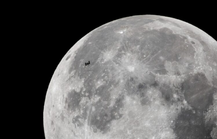 Ο Διεθνής Διαστημικός Σταθμός διακρίνεται μπροστά από τη Σελήνη. Στα σχέδια της Ρωσίας είναι η κατασκευή ενός πυρηνοκίνητου μεταγωγικού διαστημοπλοίου (φωτ.: EPA/Peter Komka)