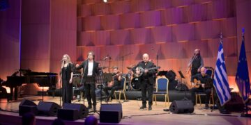 Στιγμιότυπο από τη συναυλία με τον Βασίλη Λέκκα, τη Σαβέρια Μαργιολά και τη «Λαϊκή Ορχήστρα Μίκης Θεοδωράκης» (φωτ.: ΑΠΕ-ΜΠΕ)