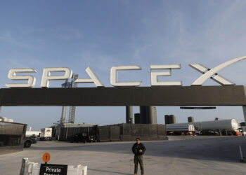 Η είσοδος στη βάση εκτόξευσης της SpaceX στην Μπόκα Τσίκα του Τέξας (φωτ.: EPA / Adam Davis)