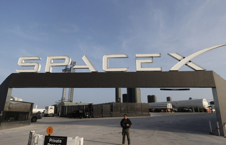 Η είσοδος στη βάση εκτόξευσης της SpaceX στην Μπόκα Τσίκα του Τέξας (φωτ.: EPA / Adam Davis)