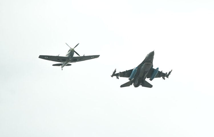Το Supermarine Spitfire σε σχηματισμό με ένα F-16 κατά τη διάρκεια της στρατιωτικής παρέλασης για την 25η Μαρτίου (φωτ.: EUROKINISSI / Κώστας Τζούμας)