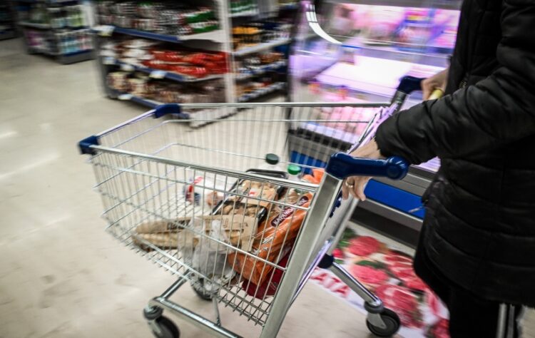 Καταναλωτής σε σουπερμάρκετ (φωτ.: EUROKINISSI/Τατιάνα Μπόλαρη)