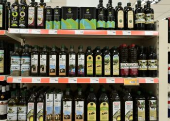 Μπουκάλια ελαιόλαδο στο σουπερμάρκετ (φωτ.: EUROKINISSI/Τατιάνα Μπόλαρη)