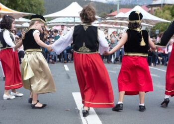 Μικροί ομογενείς επιδεικνύουν τις ικανότητές τους στους παραδοσιακούς χορούς (φωτ.: facebook/ESTIA Greek Festival Hobart)