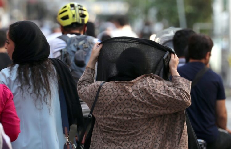 Γυναίκες με μαντήλες στην Τεχεράνη (φωτ. αρχείου: EPA/Abedin Taherkenareh)
