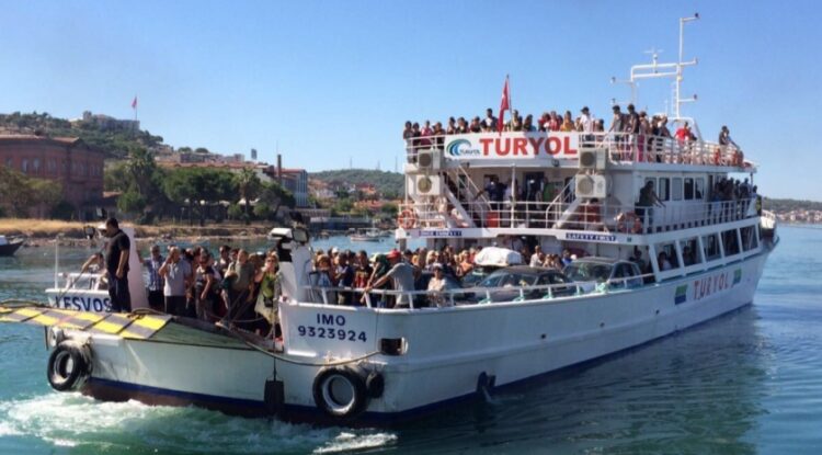 Πλοίο της εταιρείας Tyryol που πραγματοποιεί τις κρουαζιέρες από τα τουρκικά παράλια προς τη Λέσβο (φωτ.: Midilli Adası Feribot Bileti Ayvalık – Midilli TURYOL)