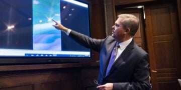 Ο αναπληρωτής διευθυντής της Υπηρεσίας Πληροφοριών του Ναυτικού Σκοτ Μπρέι δείχνει ένα βίντεο με ένα «αγνώστου ταυτότητας ιπτάμενο αντικείμενο», κατά τη διάρκεια μιας ακρόασης ενώπιον μιας υποεπιτροπής της Επιτροπής Πληροφοριών της Βουλής το 2022, στην πρώτη δημόσια ακρόαση για UFO στο Καπιτώλιο από τη δεκαετία του 1960 (φωτ.: EPA/Jim Lo Scalzo)