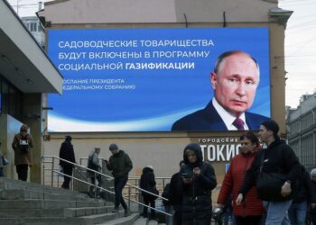 Προεκλογική διαφήμιση του Ρώσου προέδρου στην Αγία Πετρούπολη (φωτ.:  EPA/ANATOLY MALTSEV)