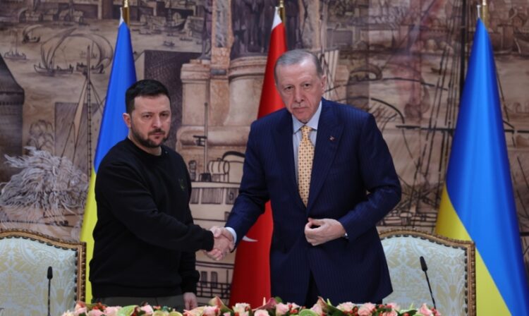 Ο Τούρκος πρόεδρος Ρετζέπ Ταγίπ Ερντογάν (δεξιά) με τον Ουκρανό ομόλογό του Βολοντίμιρ Ζελένσκι στη διάρκεια της κοινής συνέντευξης Τύπου στην Κωνσταντινούπολη (φωτ.: EPA/Tolga Bozoglu)
