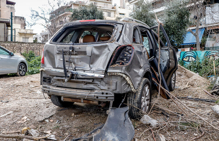 Κατεστραμμένο αυτοκίνητο στο σημείο όπου έγινε η έκρηξη, στην Ομηρίδου Σκυλίτση στον Πειραιά (φωτ.: EUROKINISSI / Τάκης Σαγιάς)
