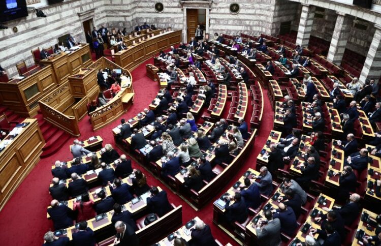 Στιγμιότυπο από την ψήφιση του νομοσχεδίου για τα ιδιωτικά ΑΕΙ στο ελληνικό κοινοβούλιο (φωτ.: EUROKINISSI/Σωτήρης Δημητρόπουλος)