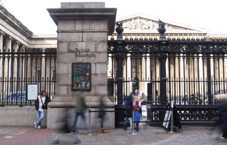 Η είσοδος του Βρετανικού Μουσείου στο Λονδίνο (φωτ.: EPA/Neil Hall)