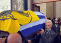 Ο πρόεδρος της ΠΟΕ Γιώργος Βαρυθυμιάδης κρατά το φέρετρο του Μιχάλη Χαραλαμπίδη (στιγμιότυπο από το βίντεο που ανάρτησε στο YouTube o χρήστης pontos1119)