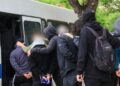 Οι κατηγορούμενοι για τον θανάσιμο τραυματισμό του αστυνομικού Γιώργου Λυγγερίδη οδηγούνται στον εισαγγελέα.Τρίτη 23 Απριλίου 2024. (Φωτ.: Eurokinissi)