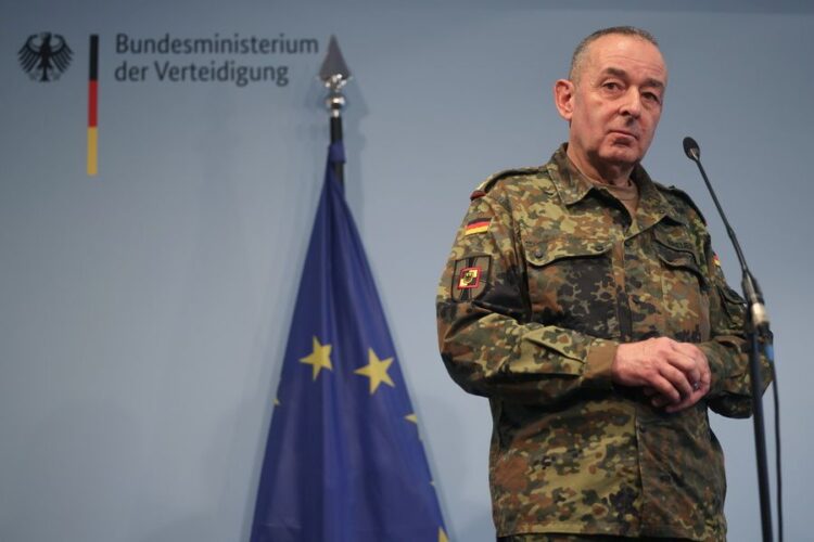 Ο Αρχηγός των Ομοσπονδιακών Ενόπλων Δυνάμεων της Γερμανίας 
Carsten Breuer (φωτ.: EPA/ Clemens Bilan)
