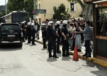 Μεγάλη δύναμη της Αστυνομίας έξω απο το κτήριο όπου αναμένεται να απολογηθεί ο 39χρονος δολοφόνος της 28χρονης Κυριακής 
(φωτ.: Κώστας Τζούμας /EUROKINISSI)