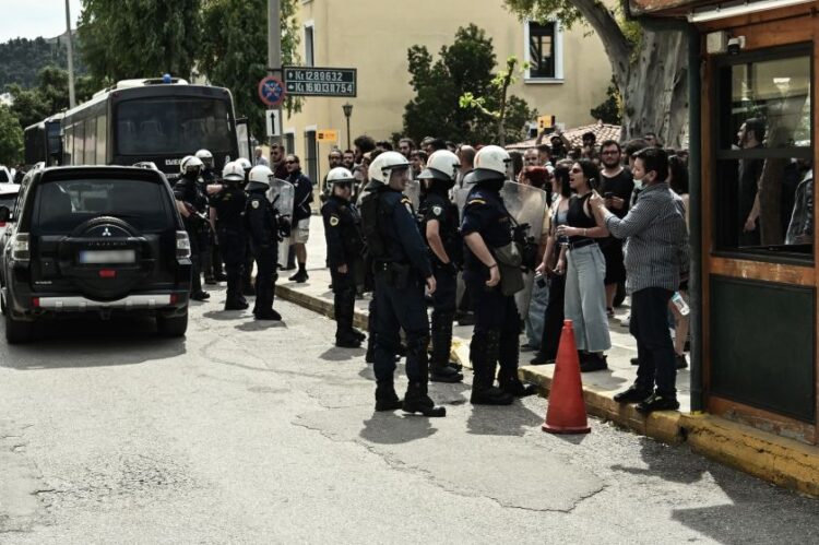 Μεγάλη δύναμη της Αστυνομίας έξω απο το κτήριο όπου αναμένεται να απολογηθεί ο 39χρονος δολοφόνος της 28χρονης Κυριακής 
(φωτ.: Κώστας Τζούμας /EUROKINISSI)