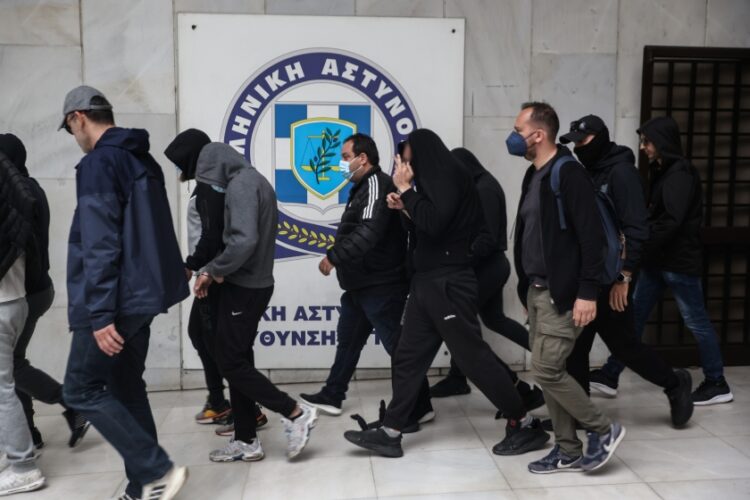 Συλληφθέντες για τη δολοφονία του 31χρονου αστυνομικού των ΜΑΤ Γιώργου Λυγγερίδη οδηγούνται στον Ανακριτή (φωτ. αρχείου: Eurokinissi)