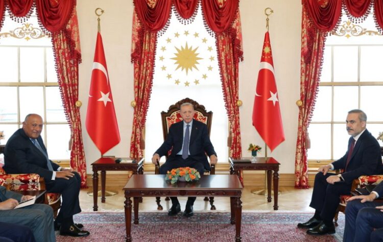 Ο Τούρκος πρόεδρος Ρετζέπ Ταγίπ Ερντογάν, ο Αίγυπτιος ΥΠΕΞ Σαμέχ Σούκρι (α) και ο Τούρκος ΥΠΕΞ Χακάν Φιντάν (δ), κατά τη διάρκεια της συνάντησής τους στην Κωνσταντινούπολη (φωτ.: EPA/ Turkish President Press Office Handout)